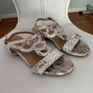 Sandals size 5.5 but fits like 6 EUC